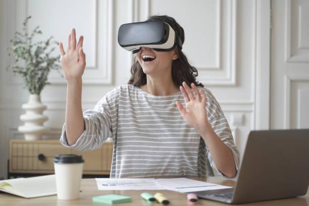 Augmented Reality (AR)