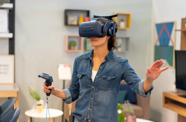Virtual Reality (VR)